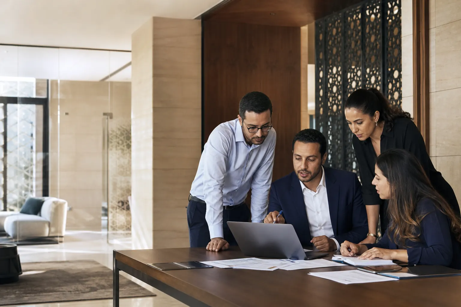 Équipe de professionnels marocains travaillant sur un processus métier